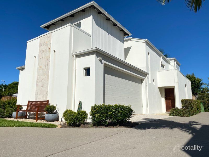 4/2 Lake Weyba Dr, Noosaville, QLD 4566