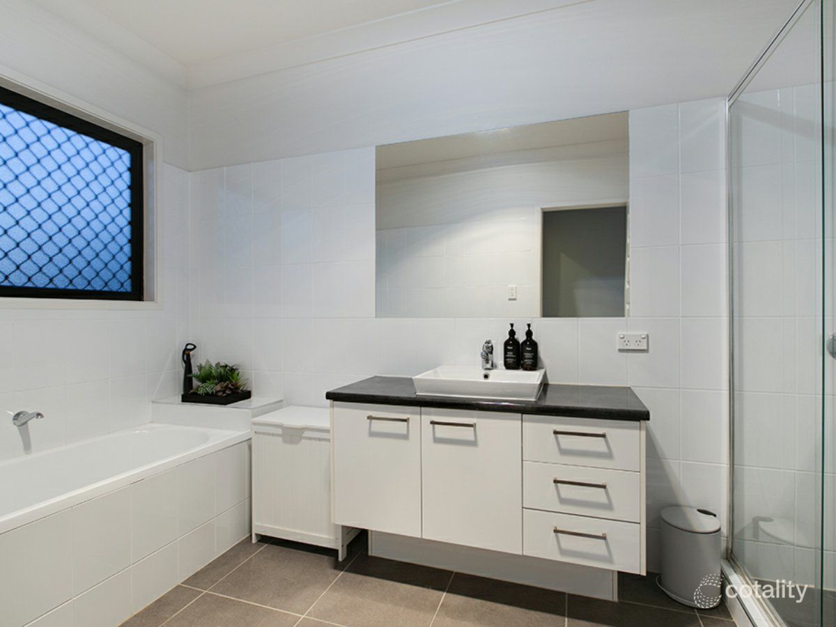 223 Agnew St, Seven Hills, QLD 4170