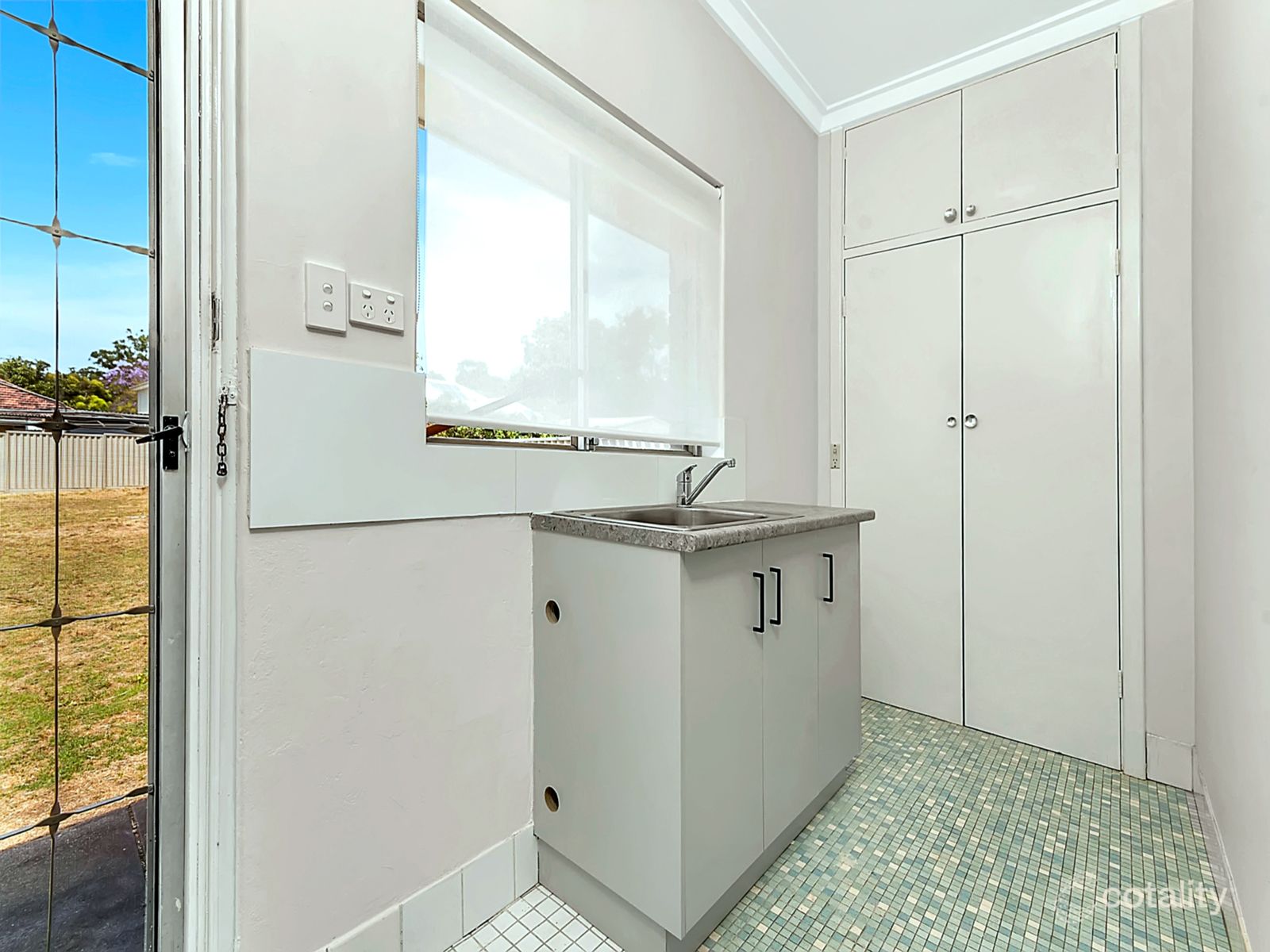 11 Hope Ave, Salter Point, WA 6152