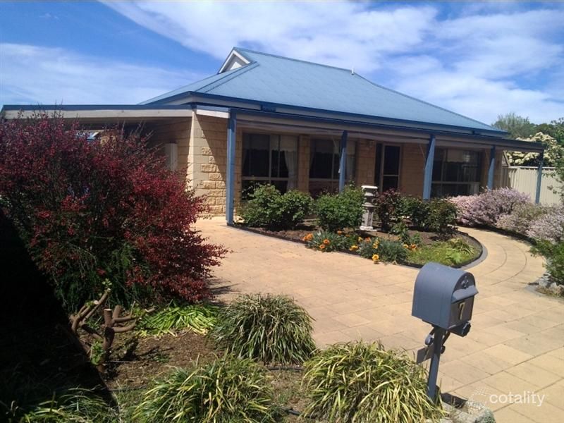 7 Marshall Cres, Heathcote, VIC 3523