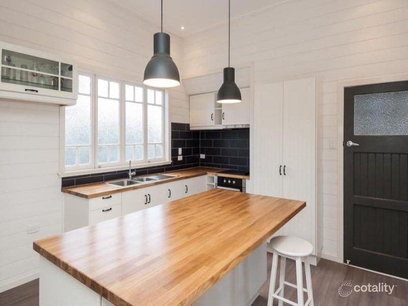 4 Raglan St, Mount Larcom, QLD 4695