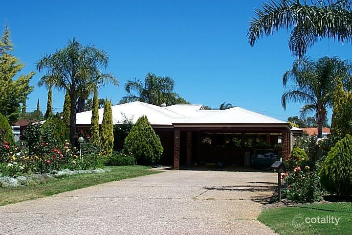 4 Cobb Pl, Gosnells, WA 6110