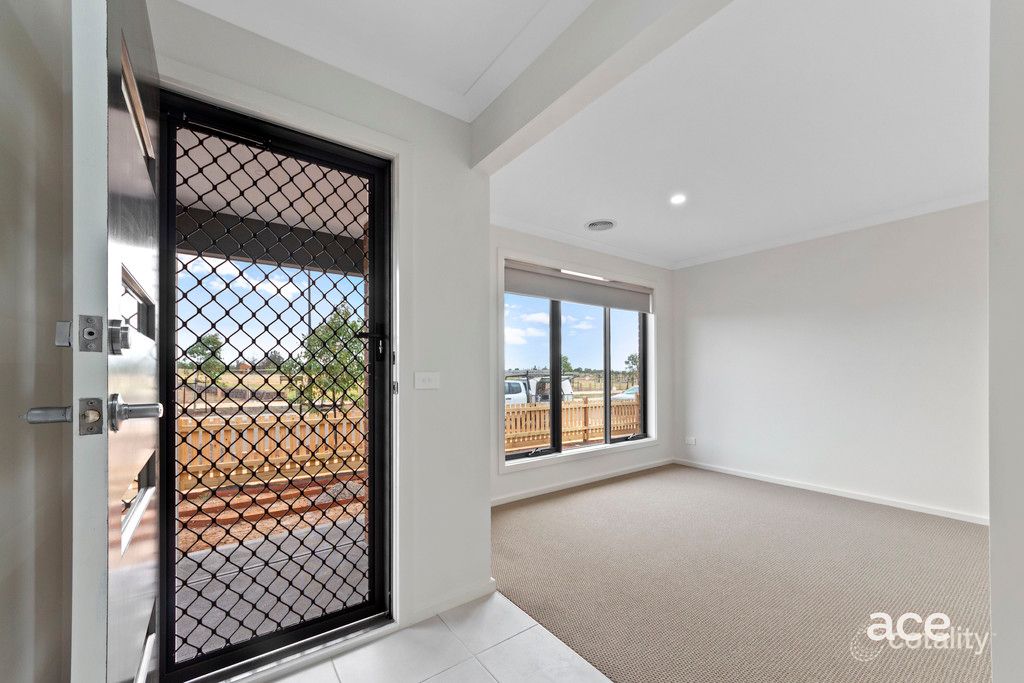 8 Bridgefield Pkwy, Rockbank, VIC 3335