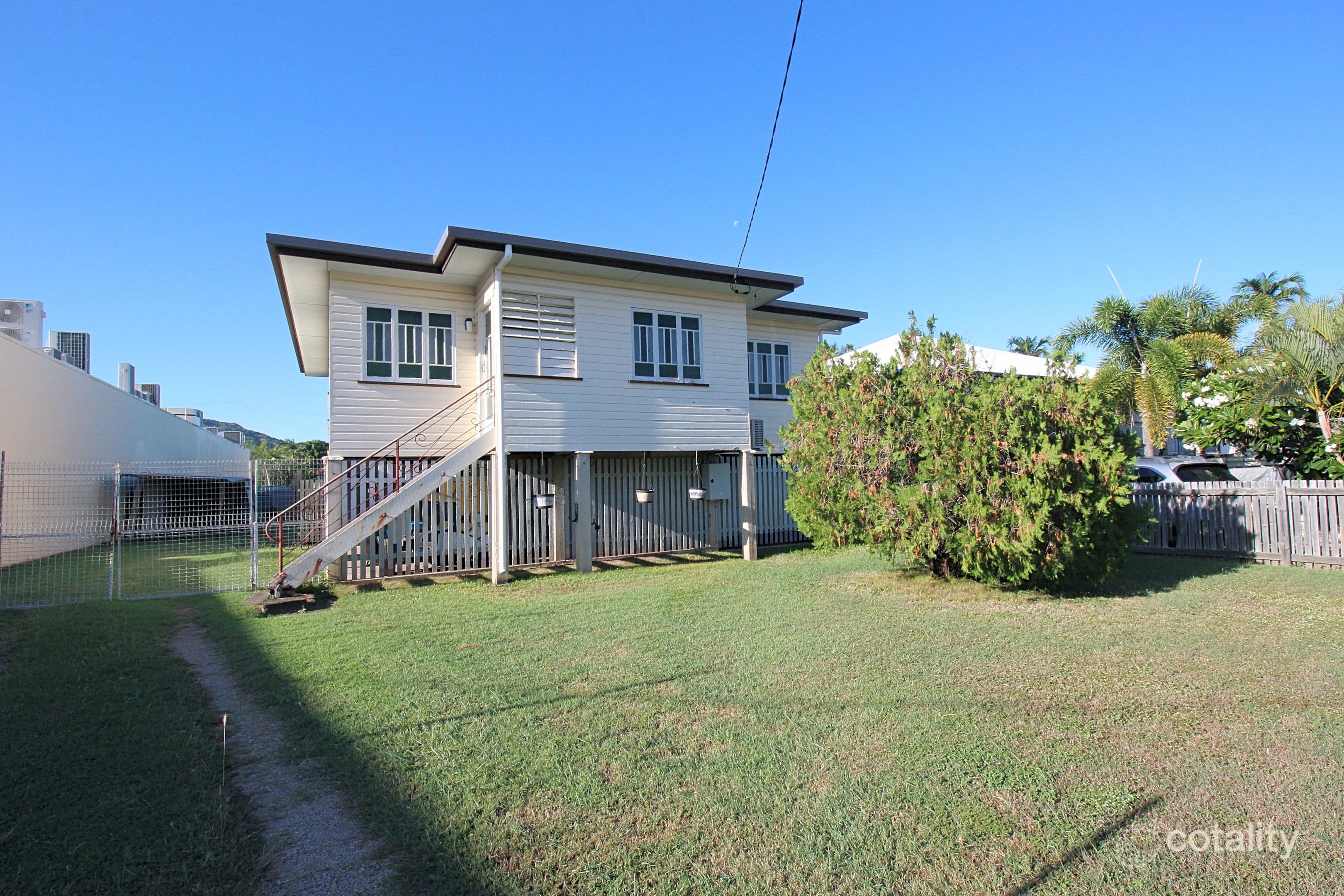 4 Sturges St, Hermit Park, QLD 4812