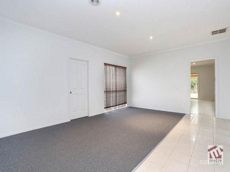 9 Phoenix Ave, Cranbourne, VIC 3977