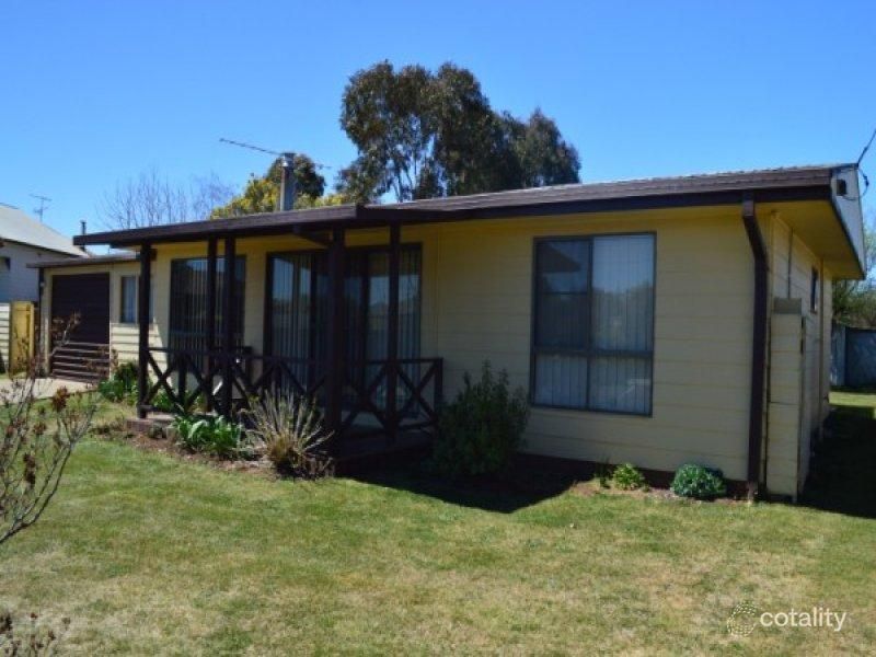 6 Coakes St, Guyra, NSW 2365