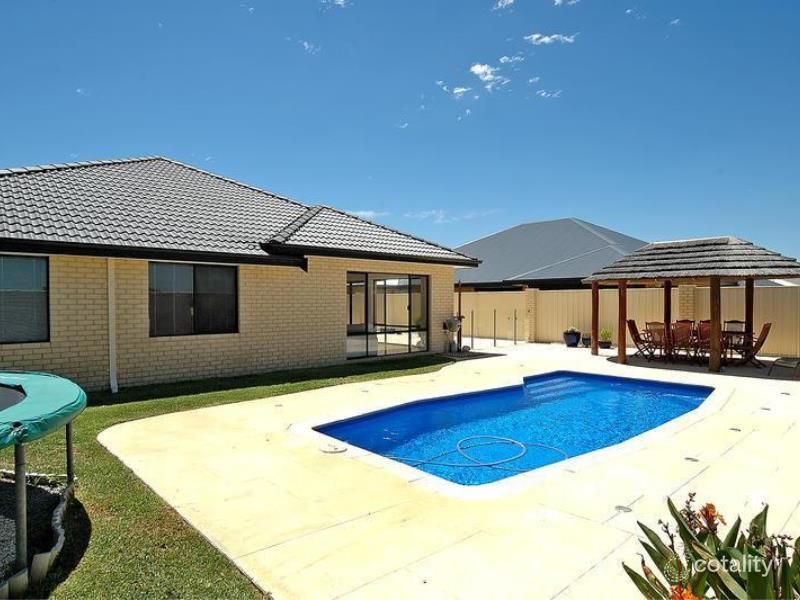 33 Seaspray Cres, Jindalee, WA 6036