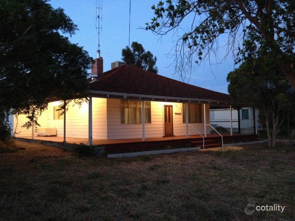 37 Jennaberring Rd, Quairading, WA 6383