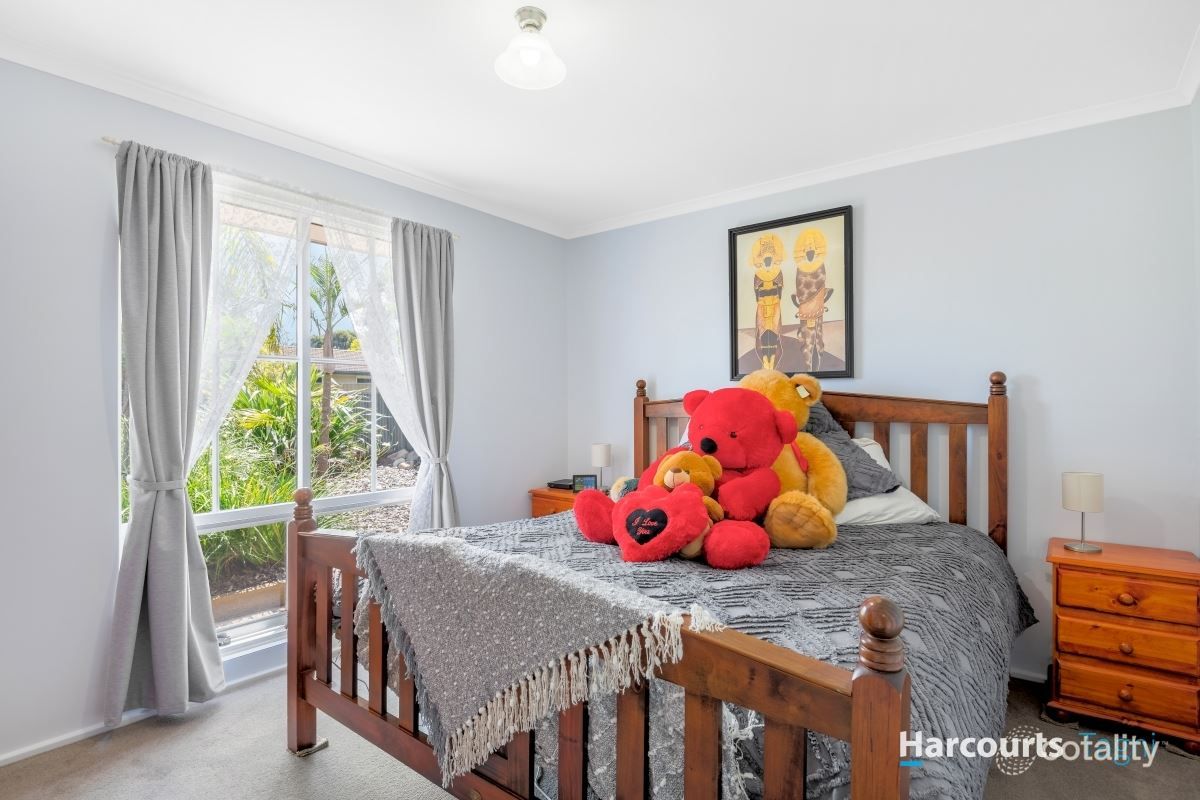 2 Julie St, Aberfoyle Park, SA 5159