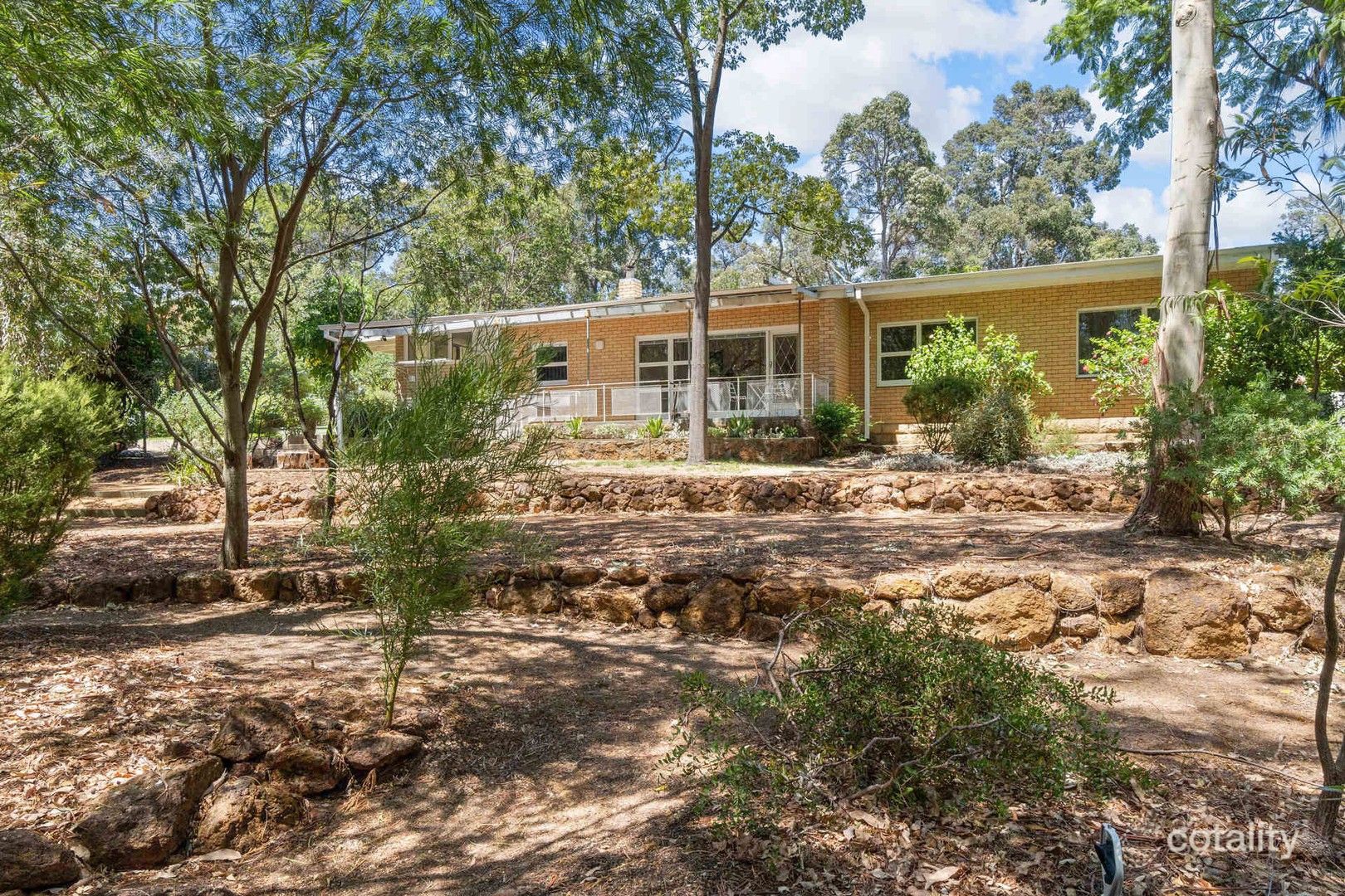 4 Falls Rd, Lesmurdie, WA 6076