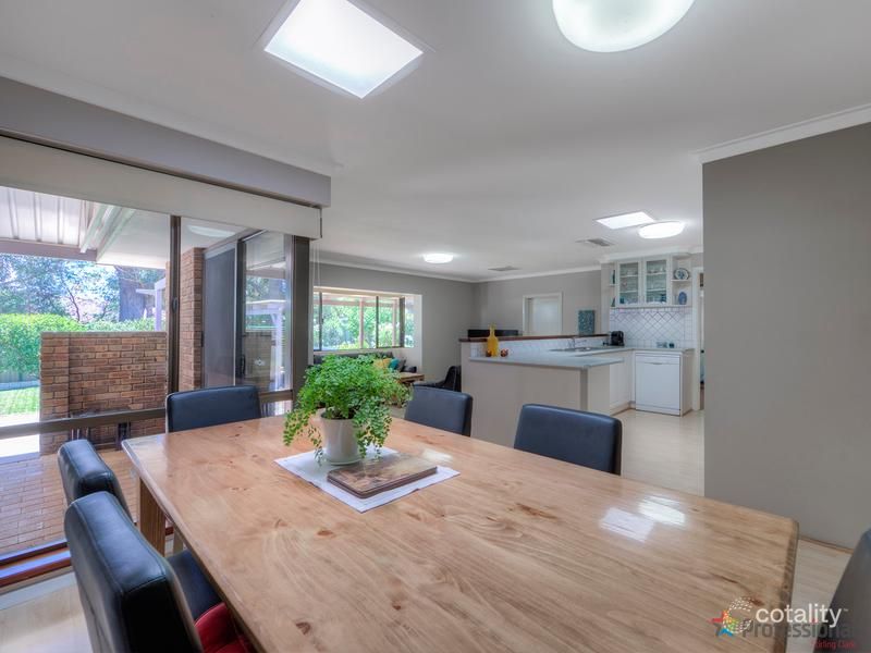 22 Woodlupine Ct, Forrestfield, WA 6058