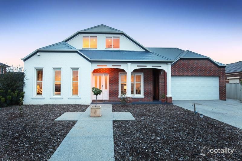 11 Macedon Cl, Caroline Springs, VIC 3023