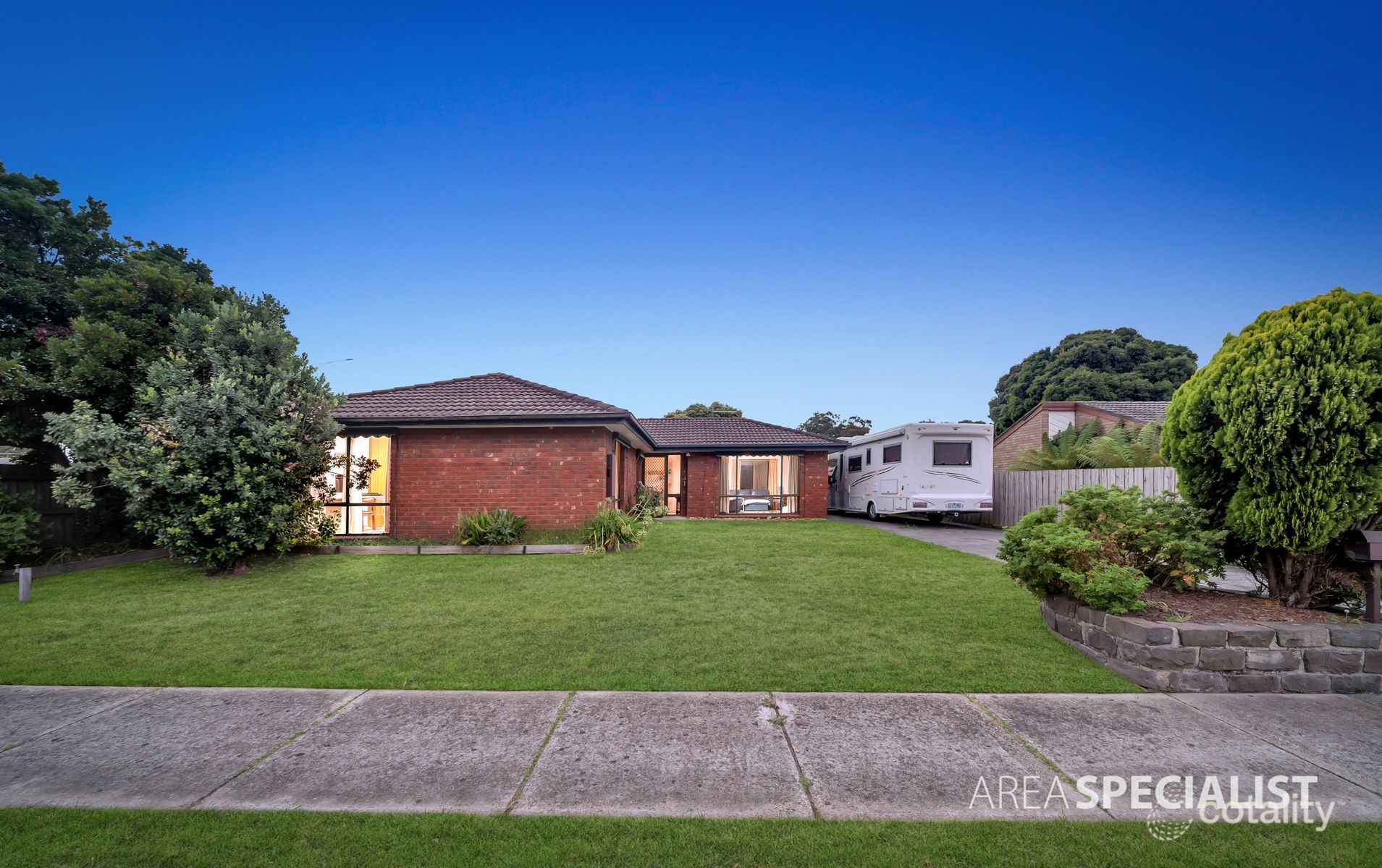 1 Lonsdale Cres, Cranbourne North, VIC 3977