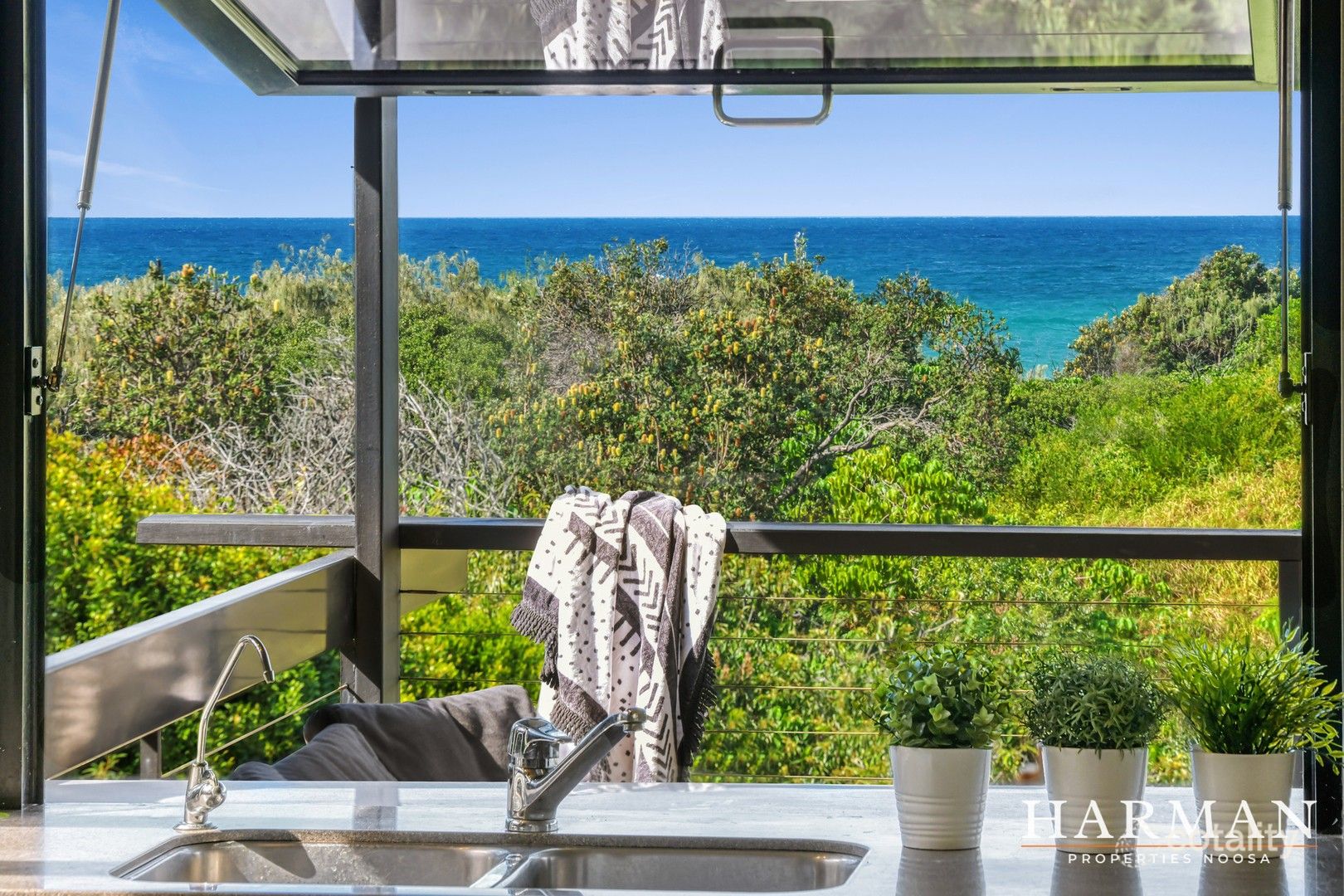 34 Wavecrest Dr, Castaways Beach, QLD 4567