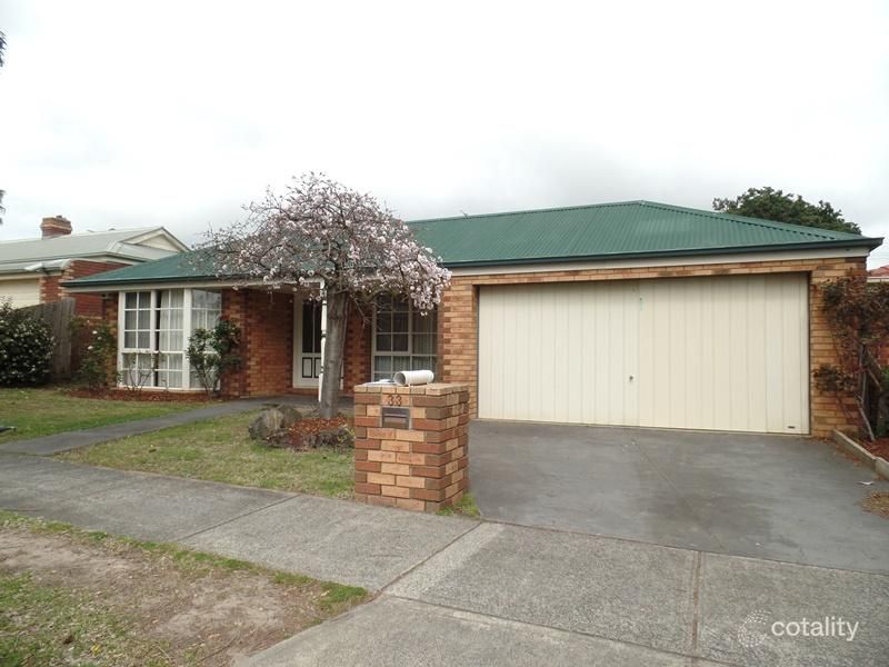 33 Hedgeley Dr, Berwick, VIC 3806