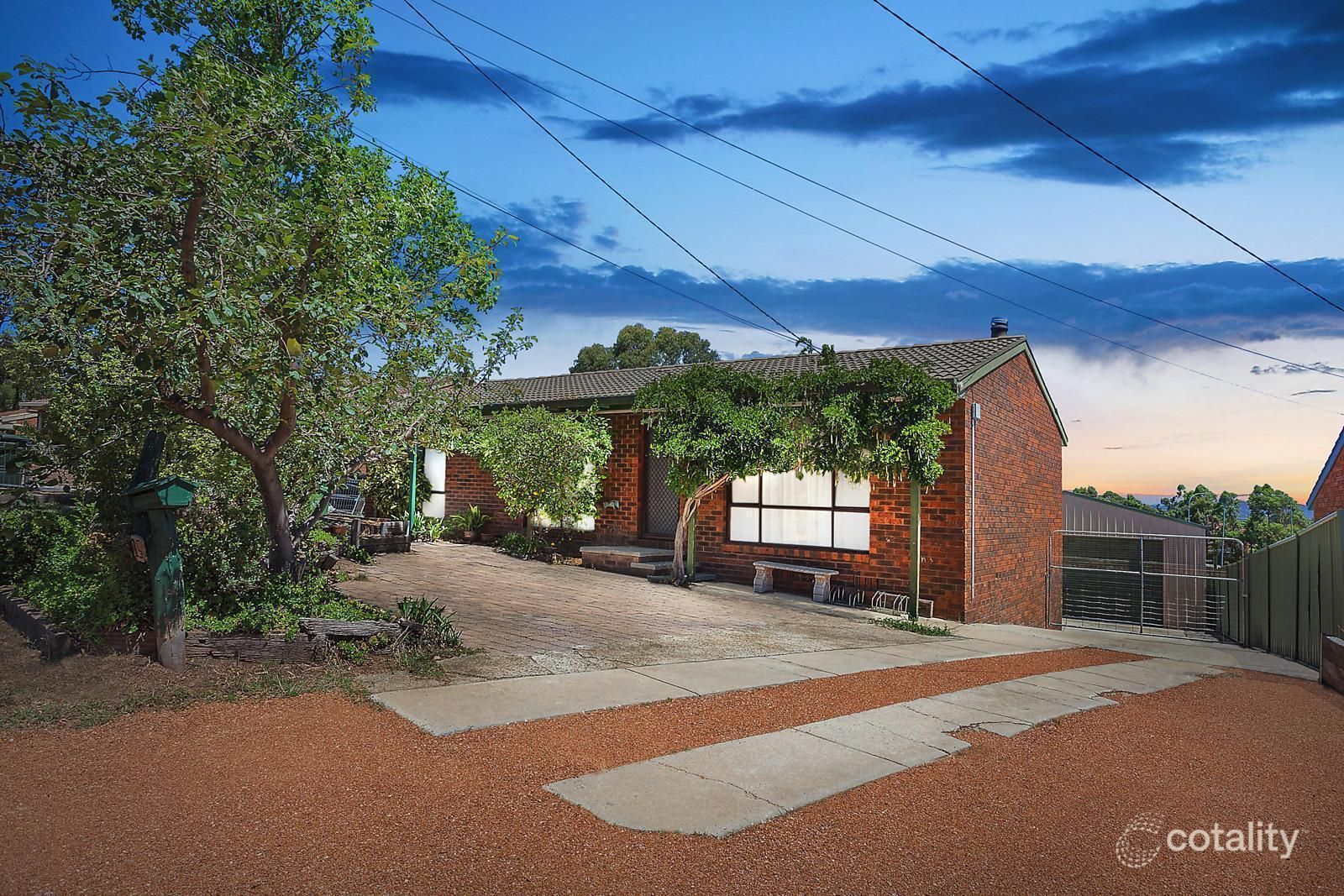 15 Lazarus Cres, Queanbeyan West, NSW 2620