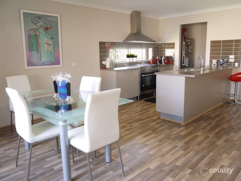 2 Ferngully Cres, South Morang, VIC 3752