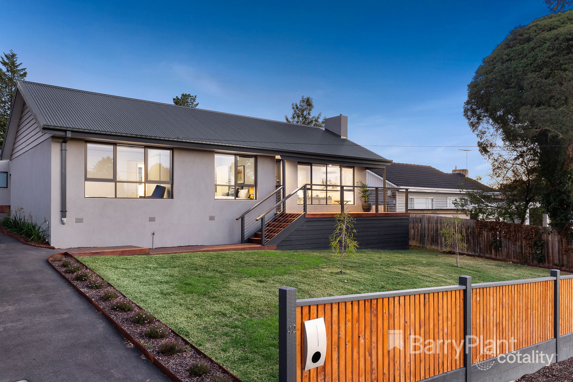 42 Faraday Rd, Croydon South, VIC 3136