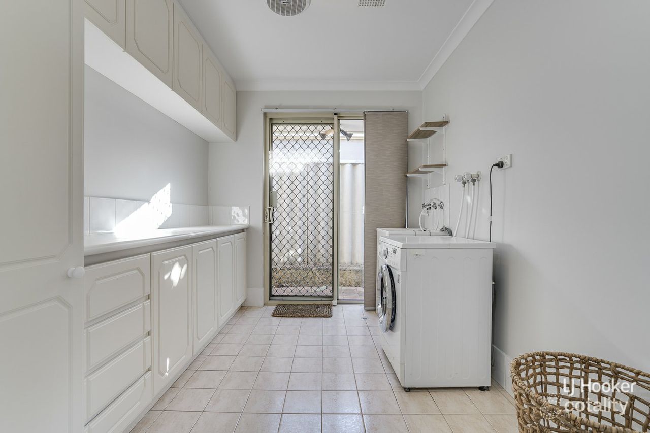 6 Holyrood Cl, Orelia, WA 6167