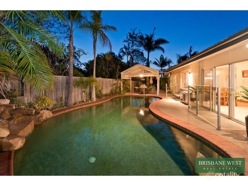 194 Chapel Hill Rd, Chapel Hill, QLD 4069