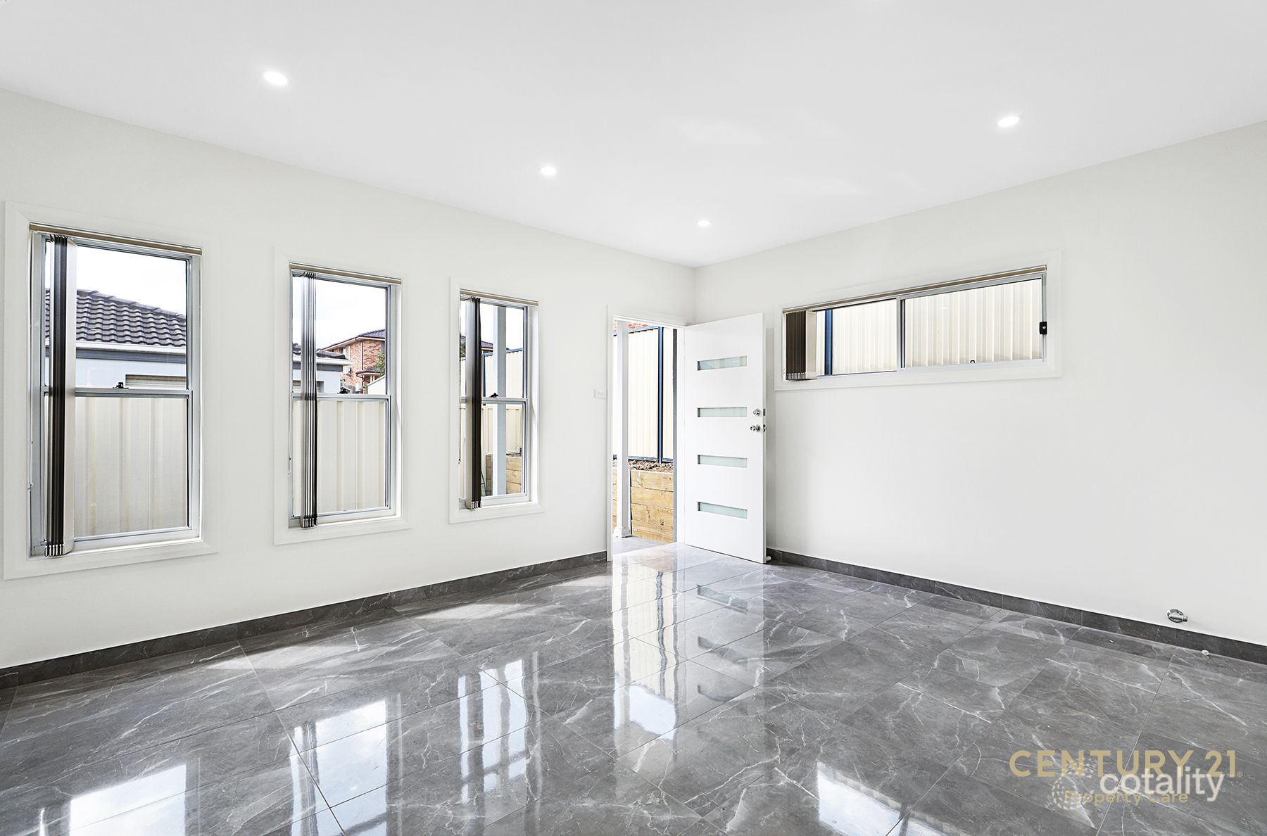18 Whitsunday Cct, Green Valley, NSW 2168