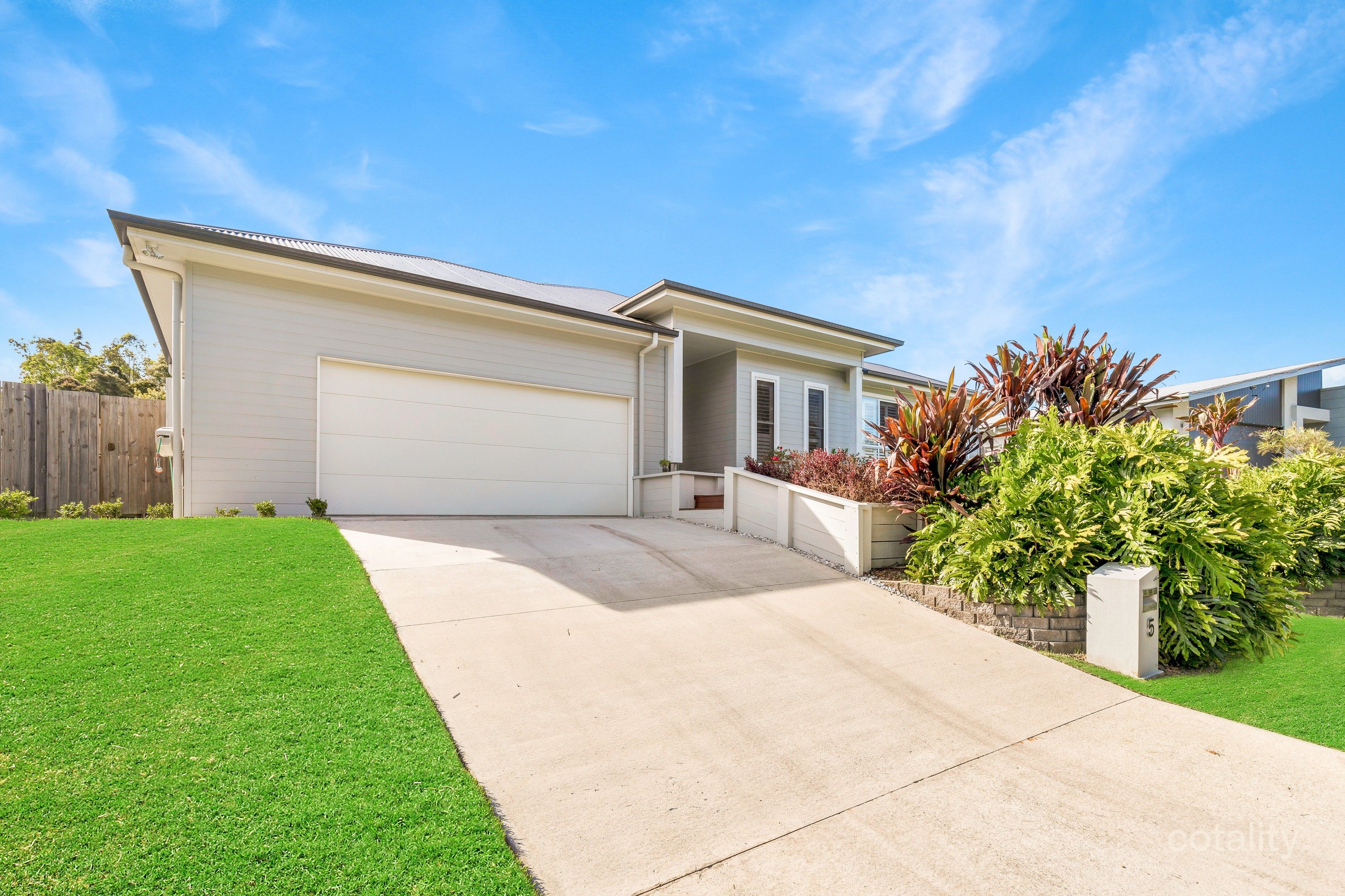 5 Eumeralla Cres, Landsborough, QLD 4550