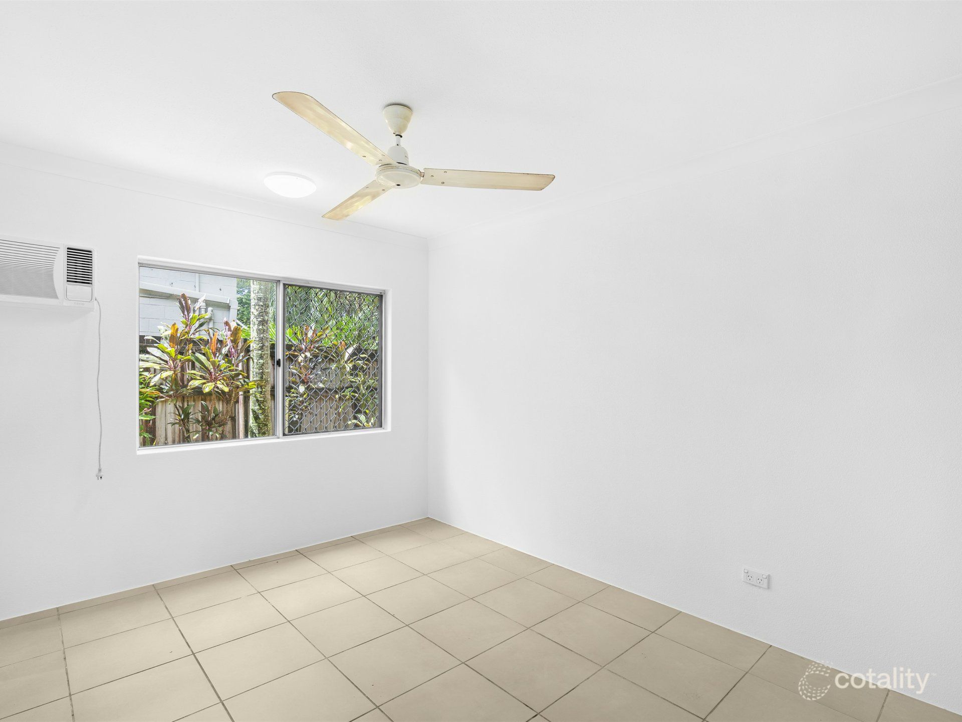1/239-241 Lyons St, Westcourt, QLD 4870