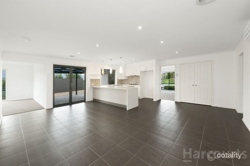 4 Lowry Cres, Miners Rest, VIC 3352