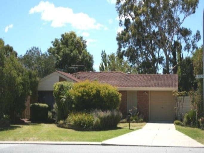 7 Excalibur Cir, Camillo, WA 6111