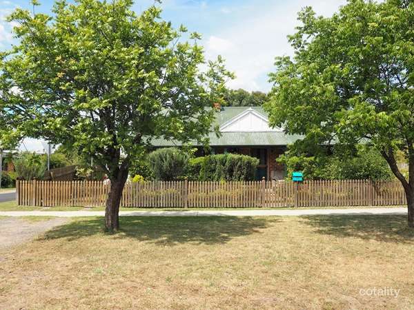 19 John St, Uralla, NSW 2358