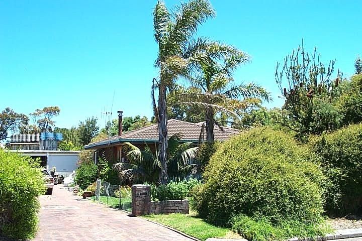 9 Andorra Rd, Orana, WA 6330