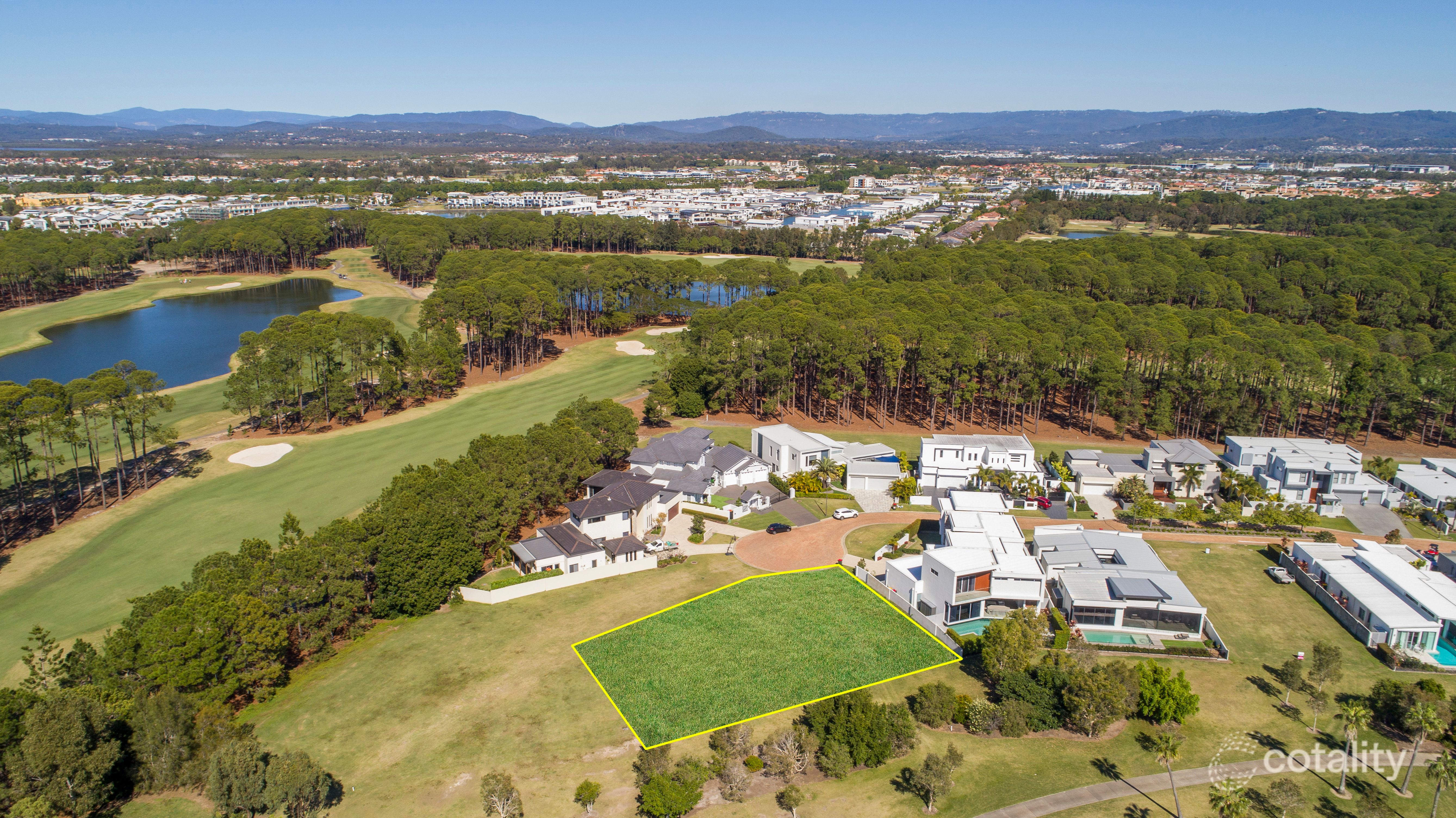 2268 Banksia Lakes Dr, Hope Island, QLD 4212