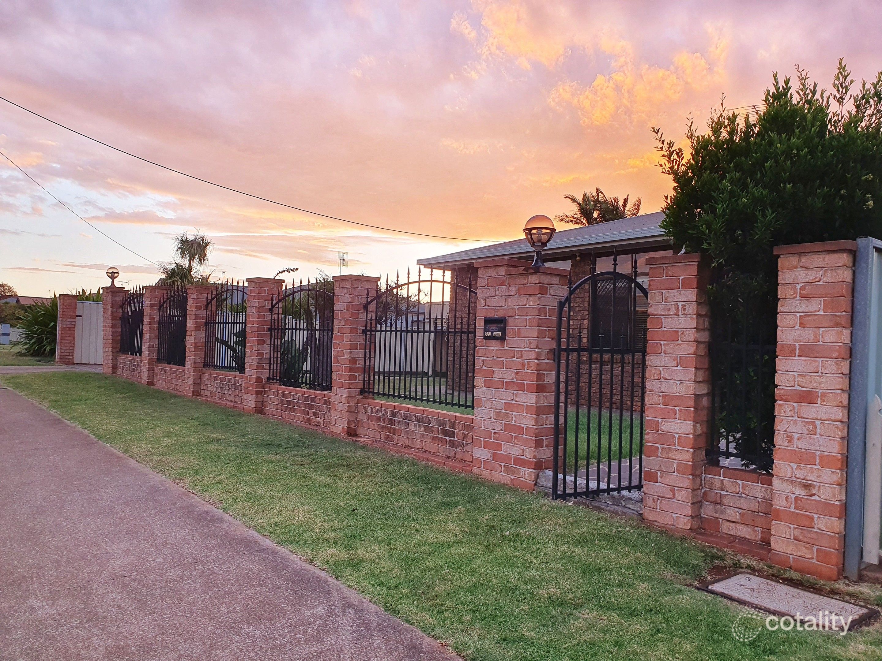 523 Hume St, Kearneys Spring, QLD 4350