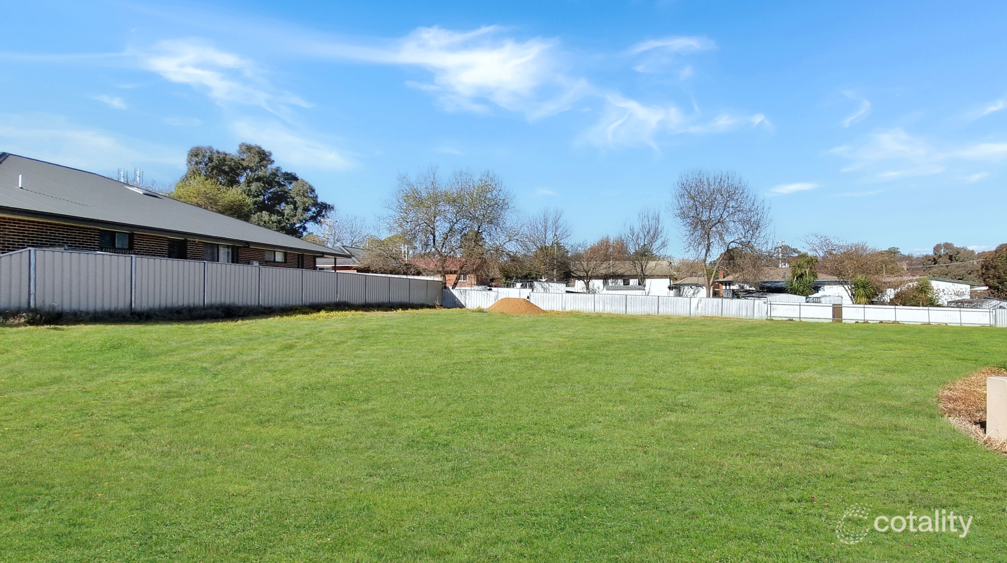 2 Hargreaves Cres, Young, NSW 2594