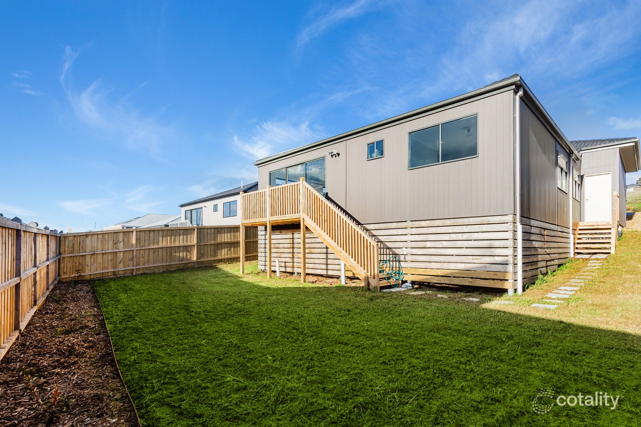 32 Eastbourne Cres, Officer, VIC 3809