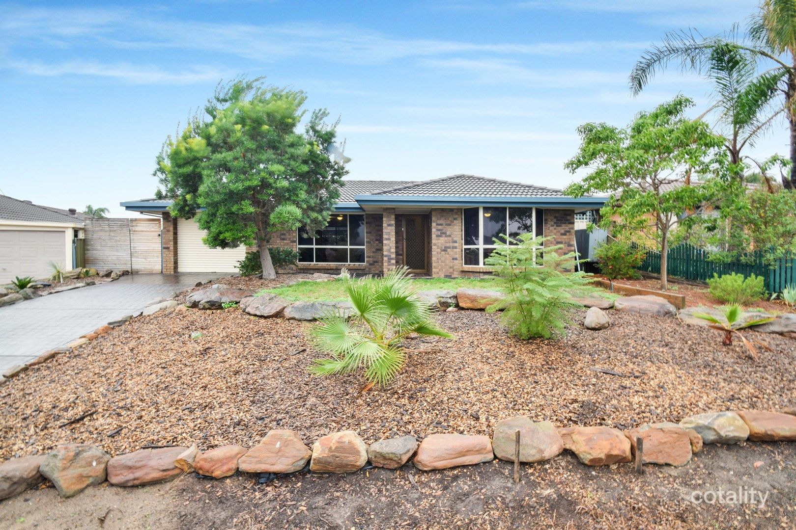 9 Oakhill Cres, Morphett Vale, SA 5162