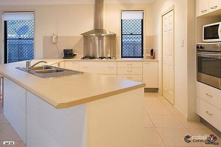4 Saffron Pl, Seventeen Mile Rocks, QLD 4073