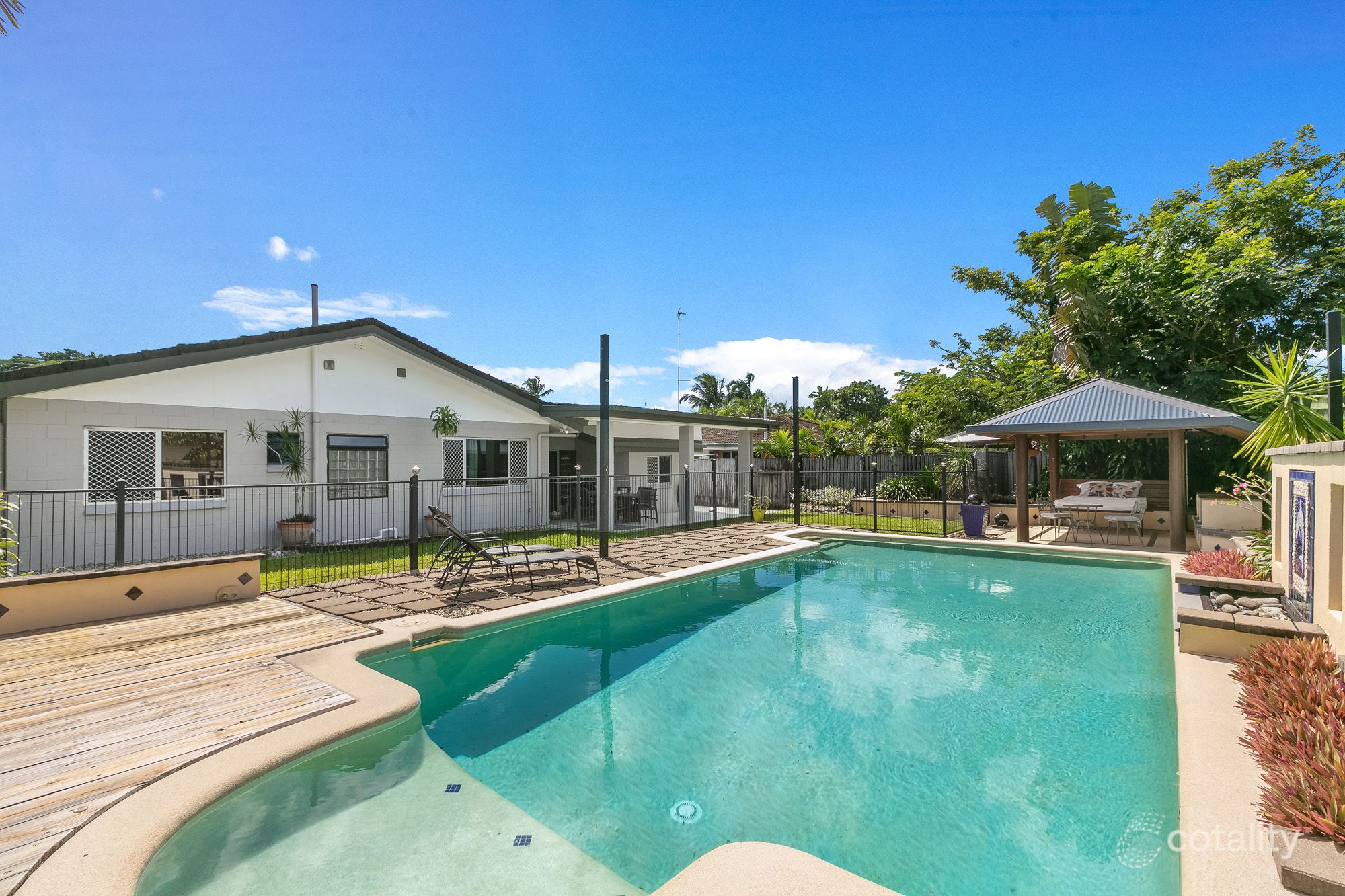 9 Zamia St, Holloways Beach, QLD 4878