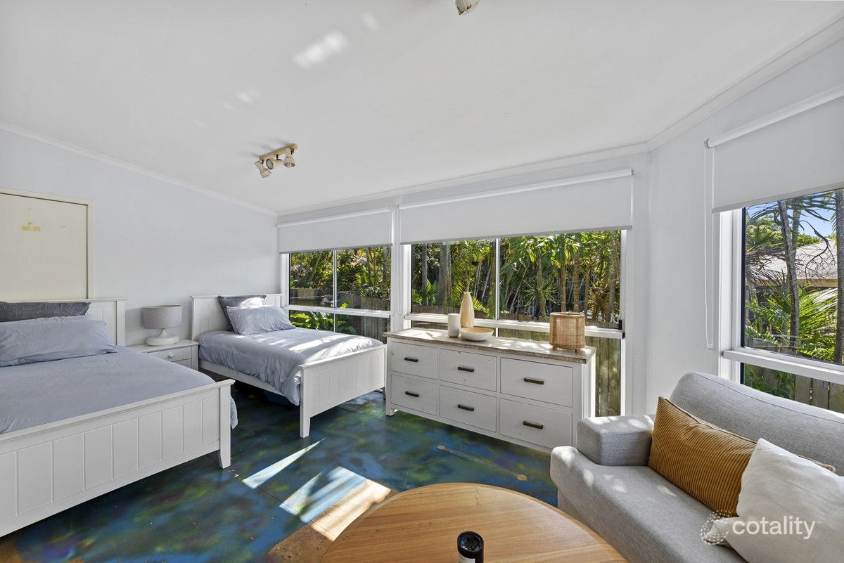 2 Coconut Gr, Castaways Beach, QLD 4567