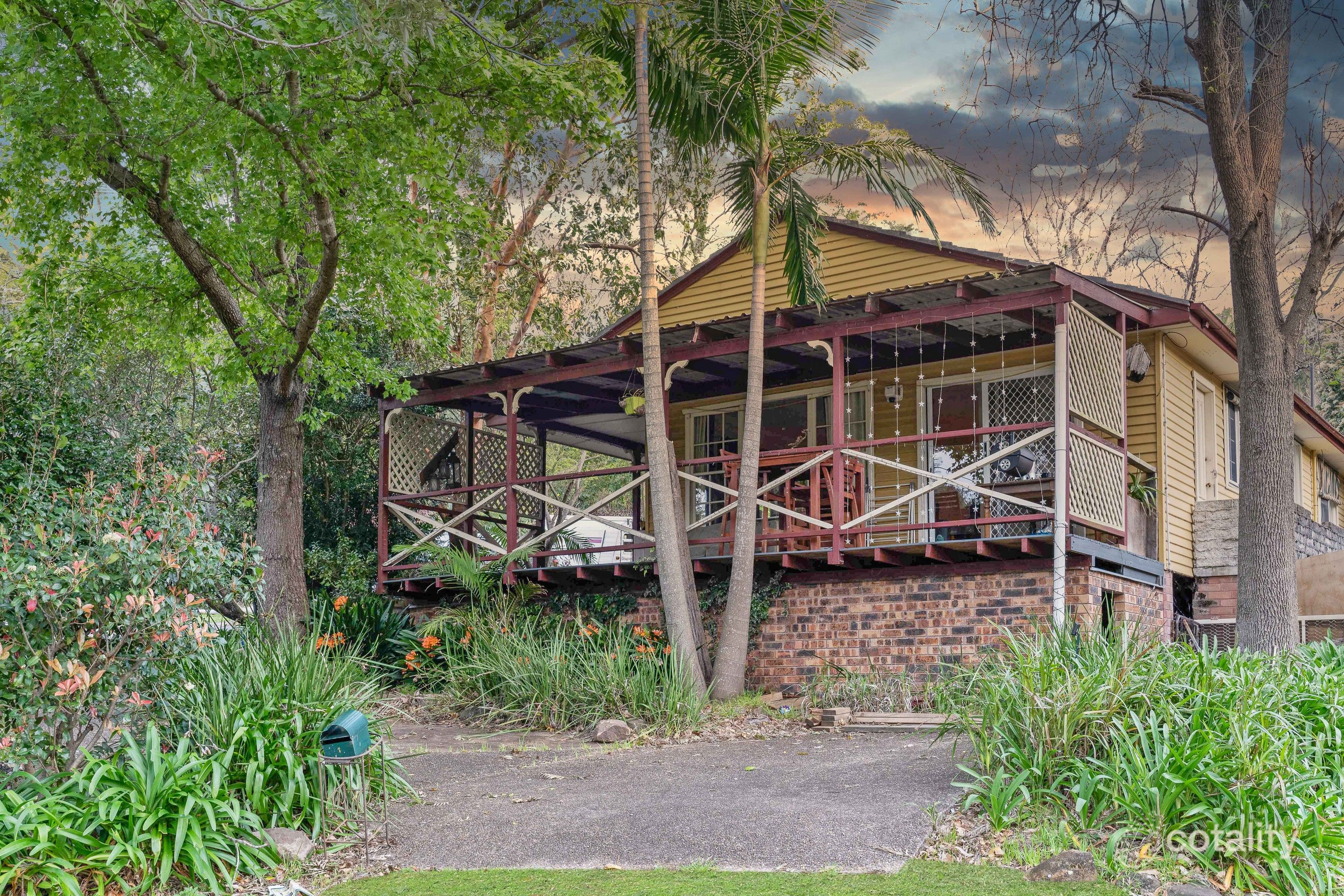 1 Avon Pde, Mount Kembla, NSW 2526