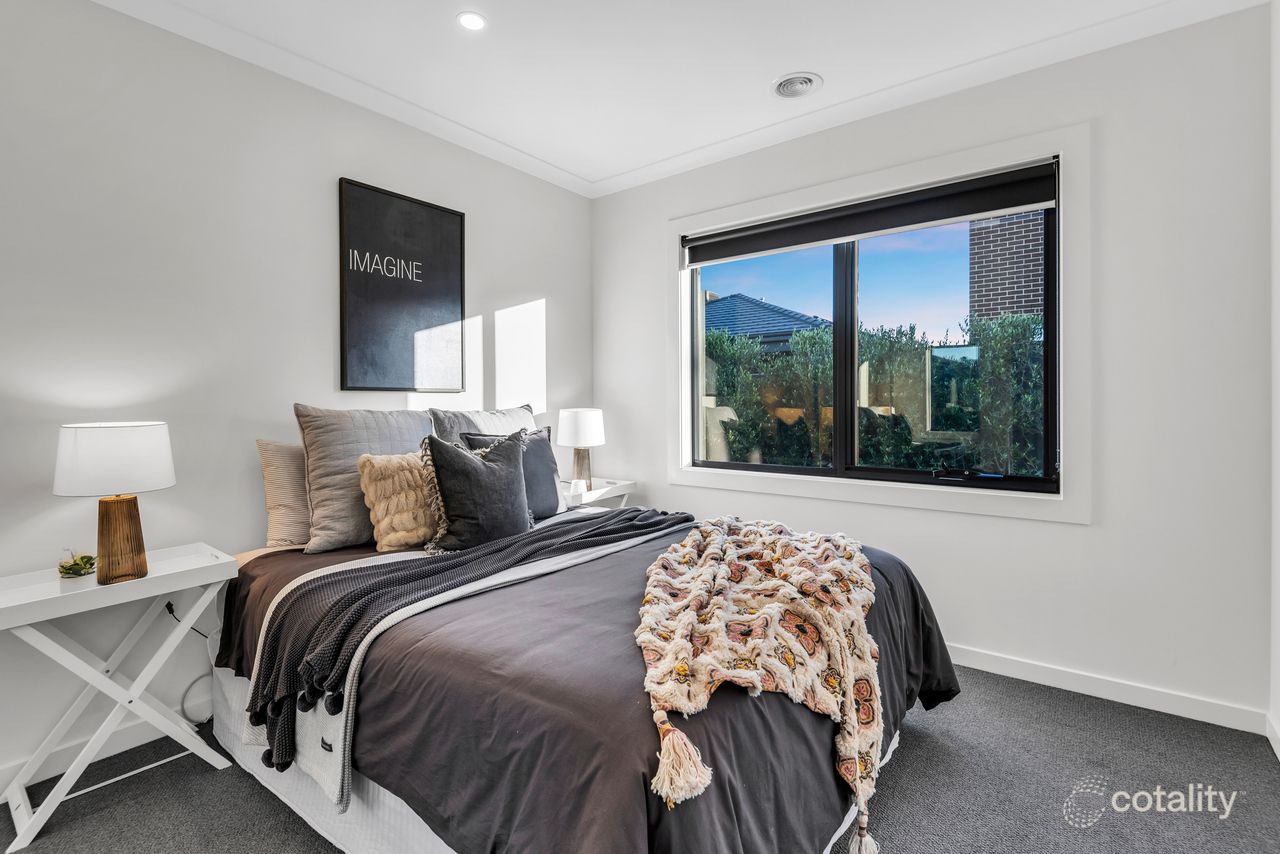 37 Flanagan Cres, Cranbourne South, VIC 3977