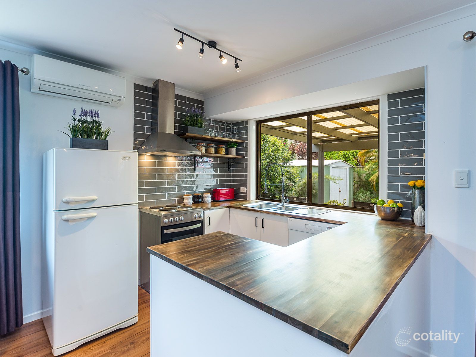 2/10 Sanctuary Ct, Coombabah, QLD 4216