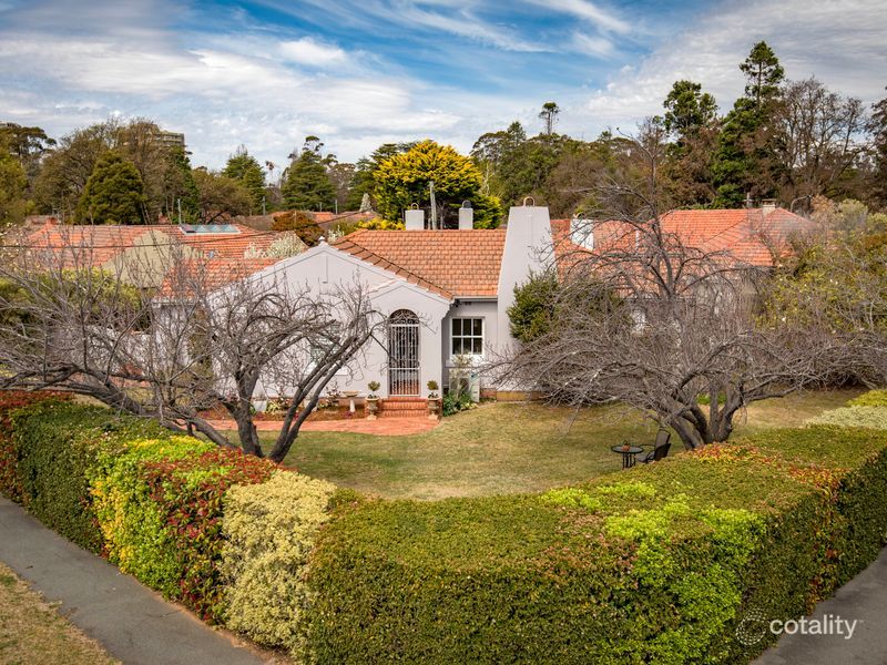 2 Belmore Gdns, Barton, ACT 2600