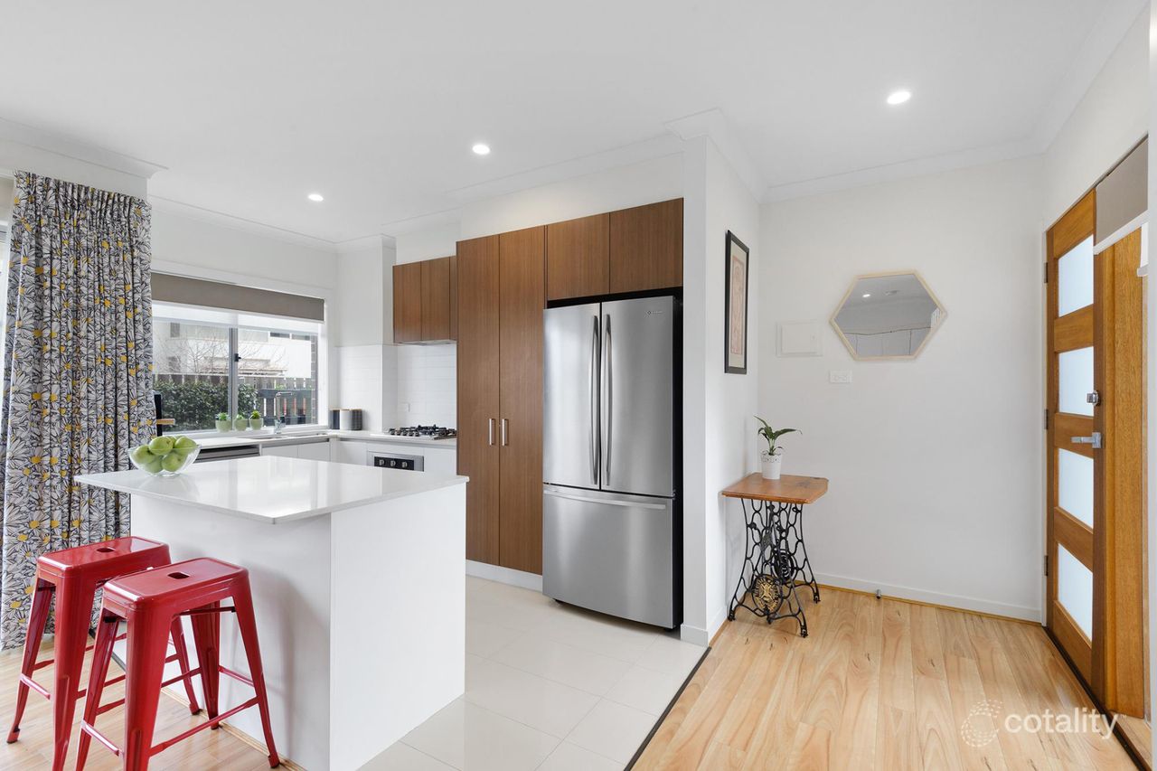 23/2 Clare Burton Cres, Franklin, ACT 2913