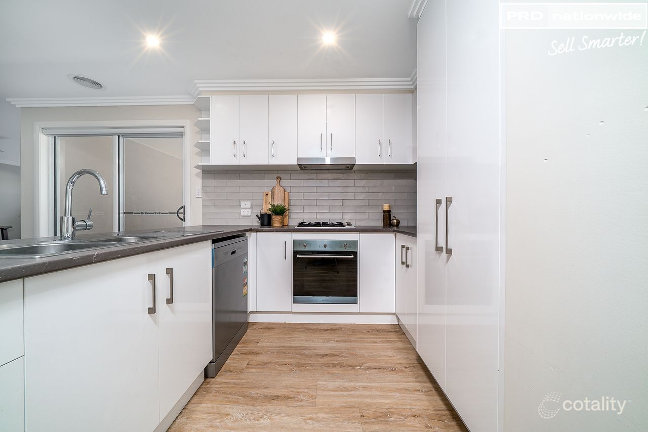 2/12 Hollows Cres, Lloyd, NSW 2650