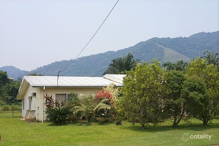 19 Dunbar St, Mooroobool, QLD 4870