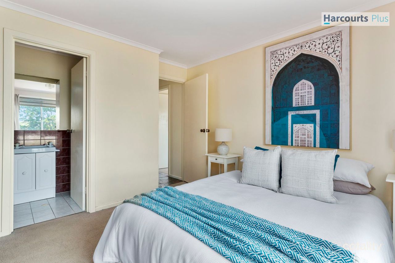 138 Perry Barr Rd, Hallett Cove, SA 5158
