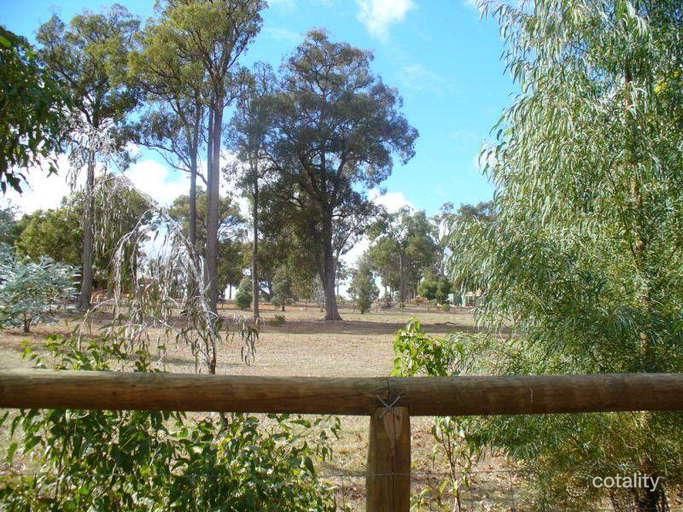 35 Chestnut Rd, Jarrahdale, WA 6124