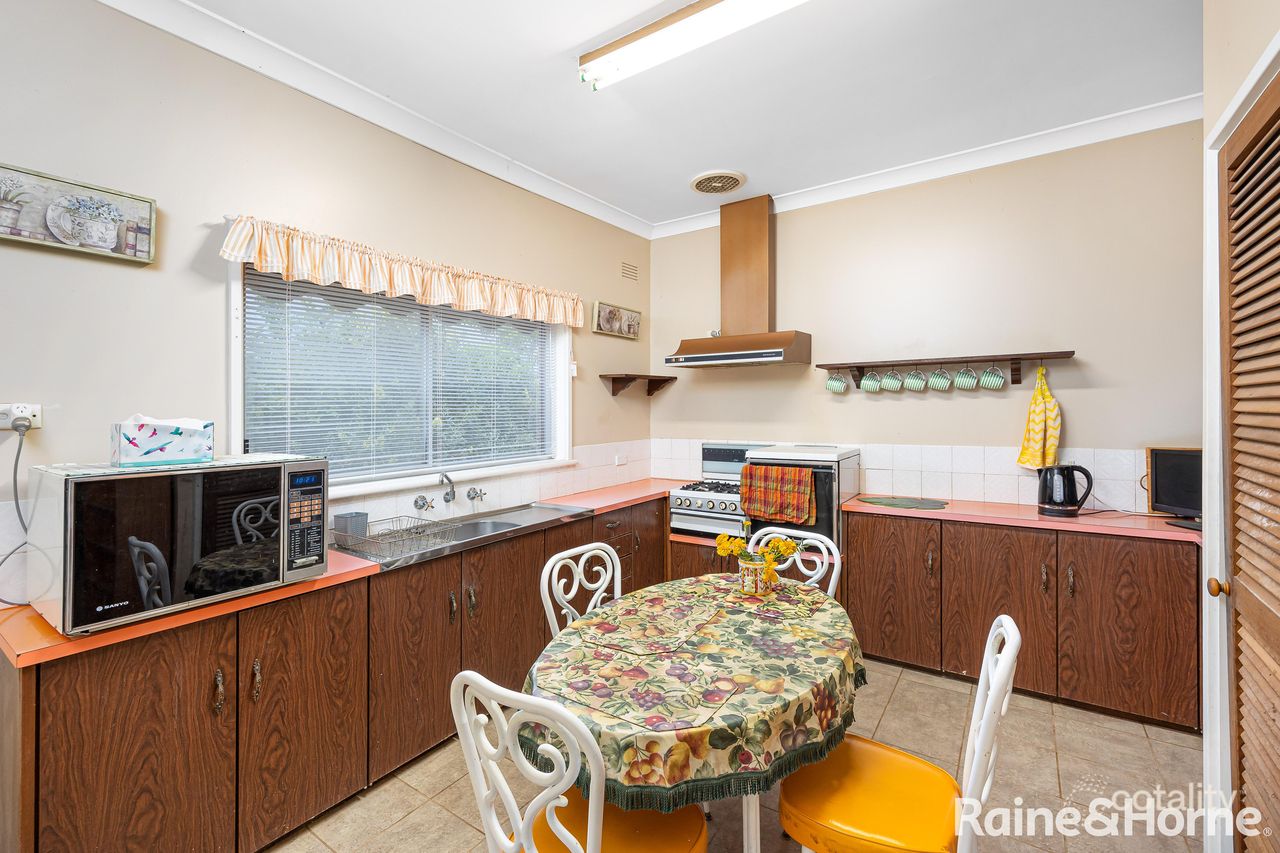 104 Simkin Cres, Kooringal, NSW 2650