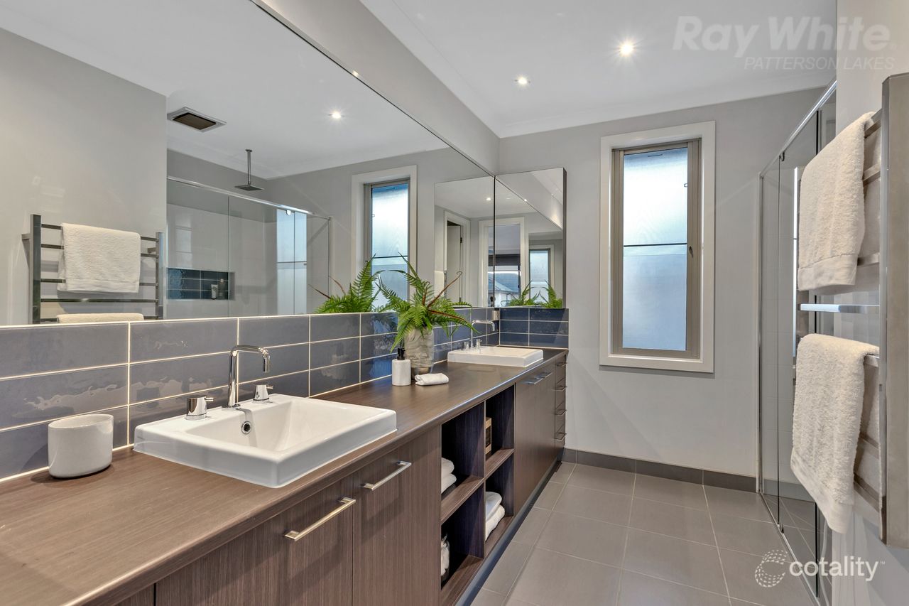 5 Portland Pl, Waterways, VIC 3195